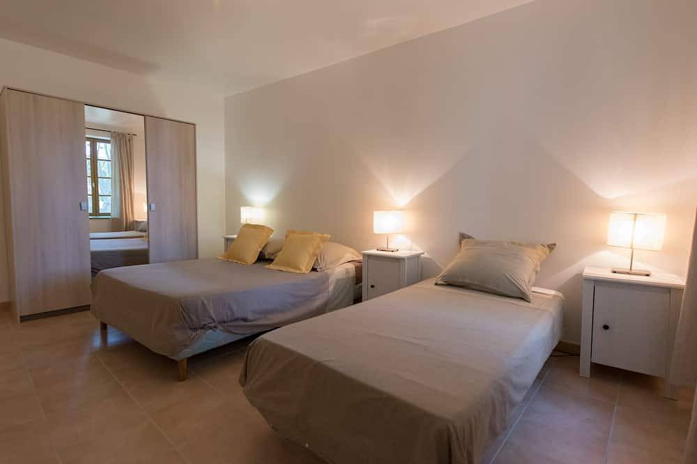 Casa de los Olivos, el relé Pigasse junto al canal del Midi in Ouveillan, Region de Narbonne