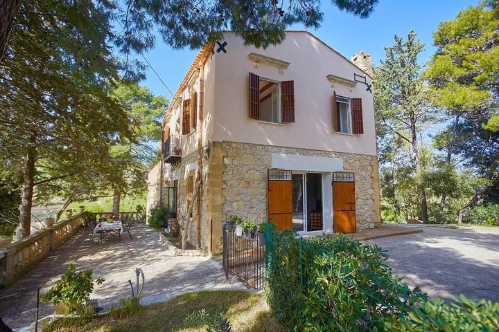 Casa vacanza per 8 persone, con giardino e panorama nonché piscina a Salemi