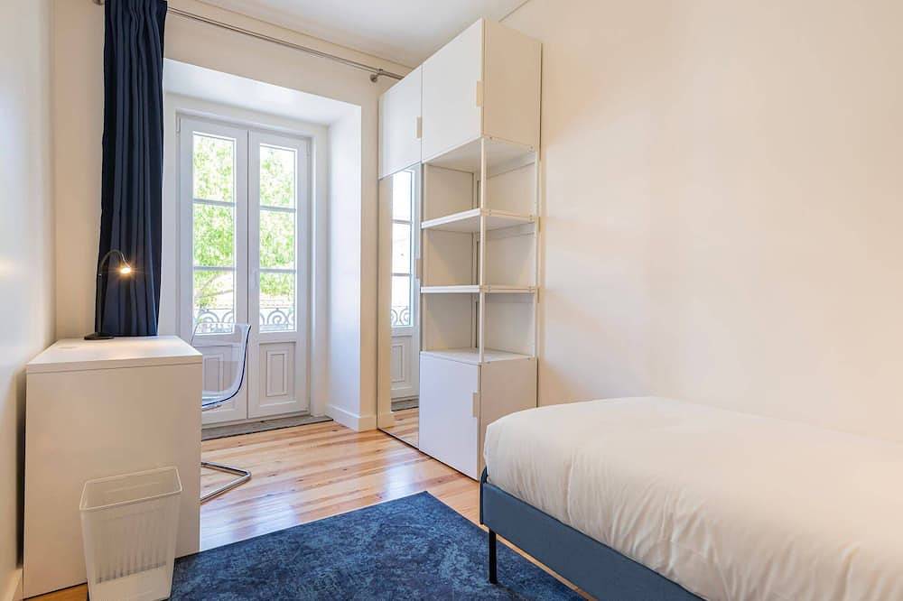 Ganze Wohnung, Apartment T3 65m2, 3 bedroom at Paço de Arco in Paço de Arcos, Costa de Lisboa