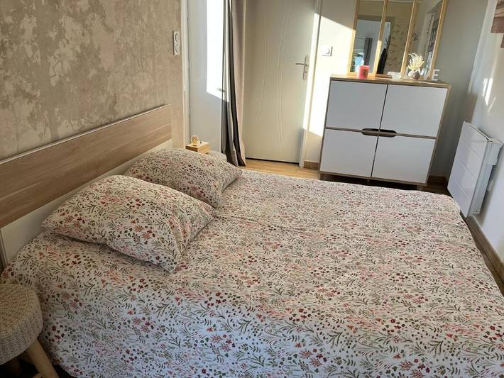 Location de vacances pour 2 personnes, avec terrasse ainsi que vue et jardin dans Courgains