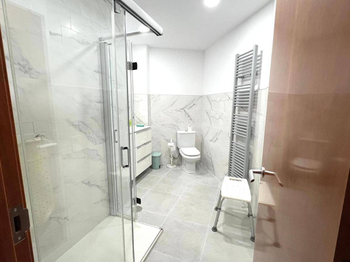 Apartamento entero, Three-Bedroom Apartment in Torrelavega, Costa de Cantabria