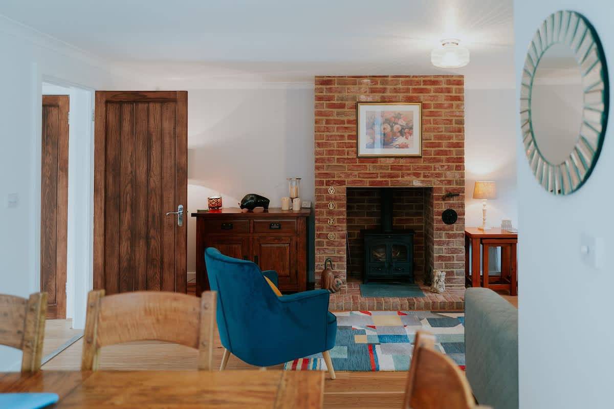 Perfect Booking | 3 Bed Home with Beautiful Garden in Headcorn, Kent