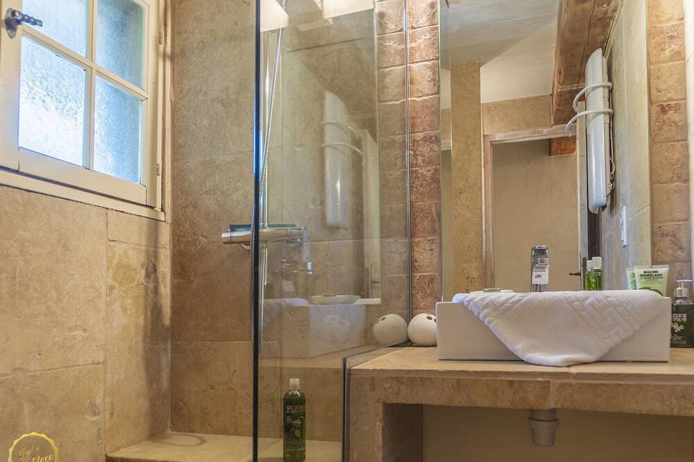 Appartement entier, Mazet 2 personnes avec balcon vue Alpilles et piscine commune Vallée des Baux in Paradou, Région d'Arles