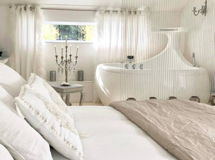 Maison d’hôte pour 2 personnes, avec Jacuzzi et Terrasse ainsi que Jardin et Piscine