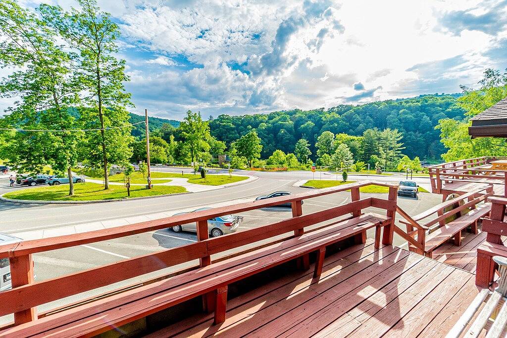 Ganze Wohnung, Marietta's River Retreat - Central Ohiopyle Getaway with Hot Tub in Ohiopyle, Pennsylvania