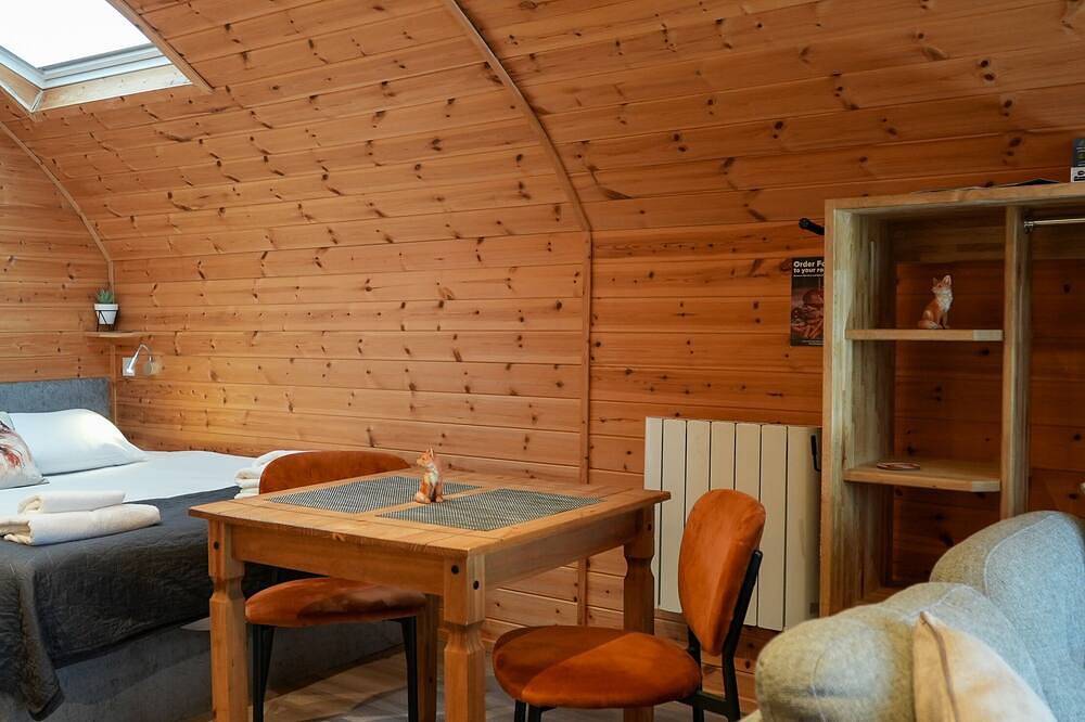 Luxury Glamping Pod over Fishing Lake in Boston (Lincolnshire), Lincolnshire