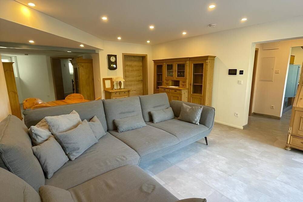 Ganze Wohnung, Gemütliche Souterrain-Wohnung mit großzügigem Wohnzimmer und grünem Außenbereich in Wernberg-Köblitz, Naturpark Oberpfälzer Wald