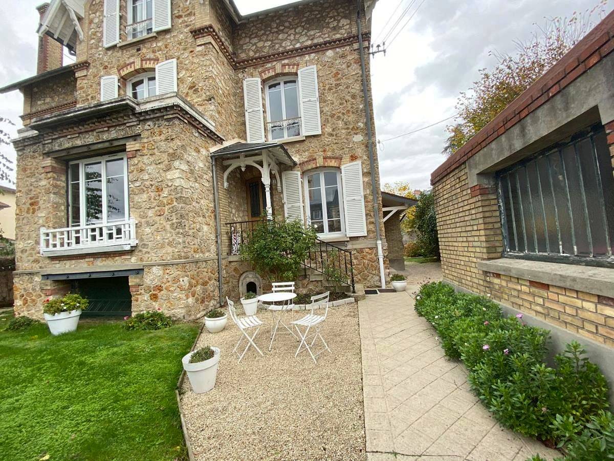 Twin Room in Le Chesnay, Yvelines