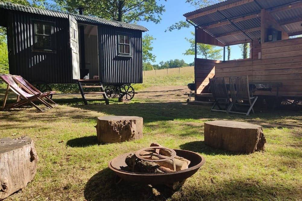 Romantic riverfront shepherds' hut with outdoor kitchen w/firepit in Busserolles, Parc naturel régional Périgord-Limousin