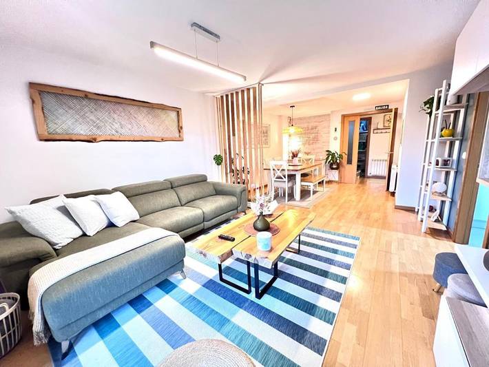 Appartement de vacances pour 8 personnes, avec terrasse ainsi que jardin et vue