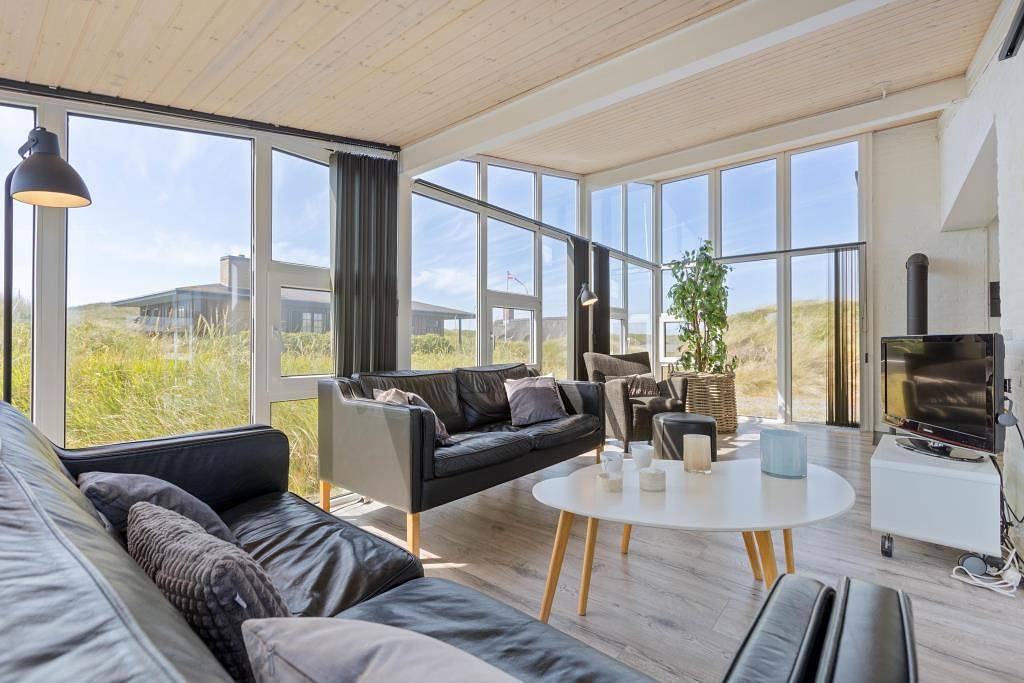 Central beach holiday home with wood-burning stove in Søndervig, Holmsland Klit