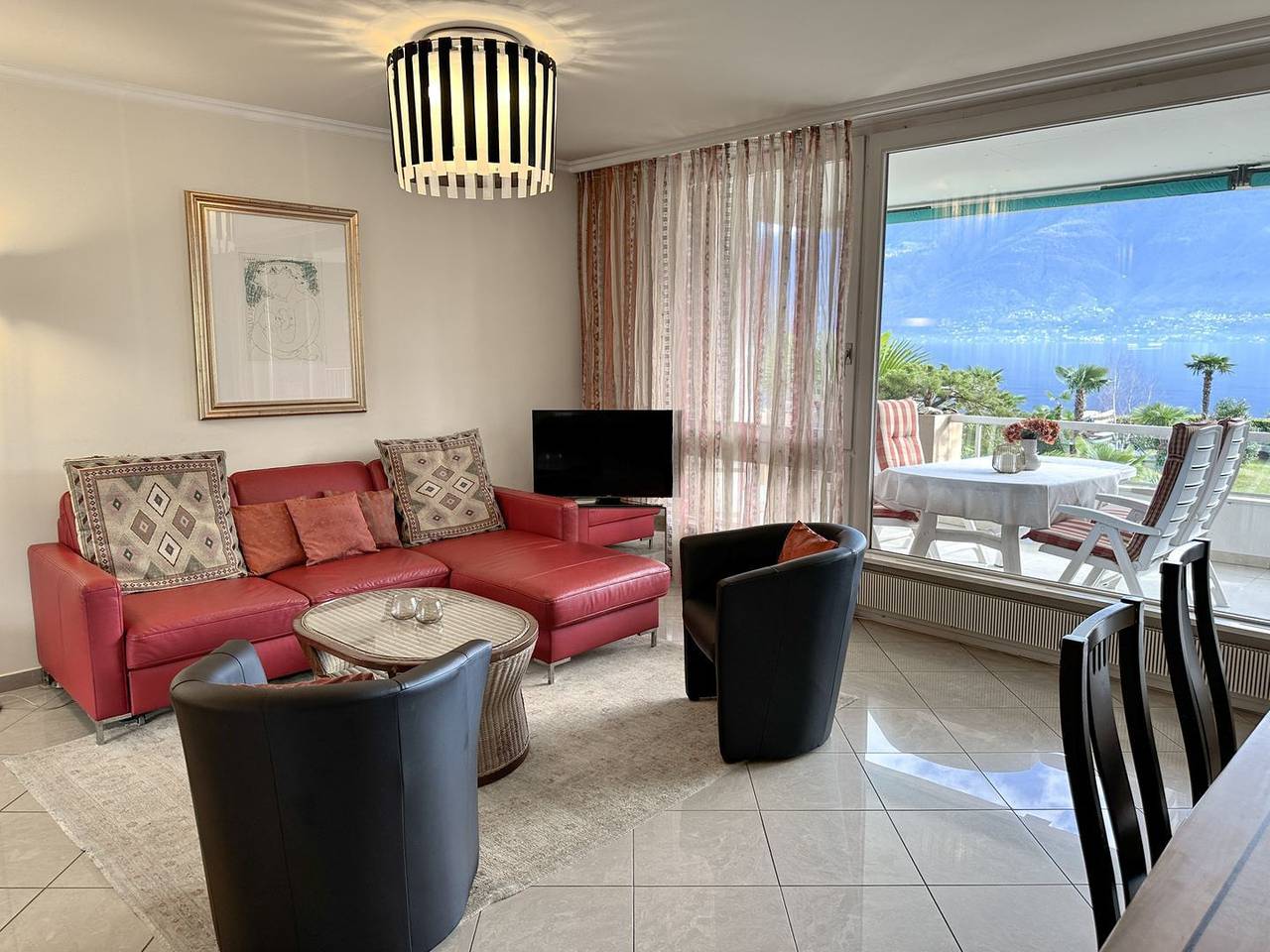 Ganze Wohnung, Appartement in exklusiver Seelage mit Blick auf die Grünanlage und den Lago Maggiore mit Hallenbad. in Brissago, Tessiner Alpen