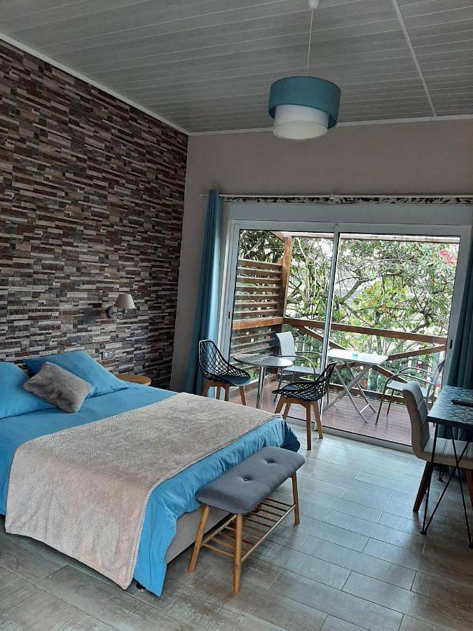 Chambre d’hôte pour 4 personnes, avec jardin ainsi que vue et piscine sur l' Île de la Réunion - 2