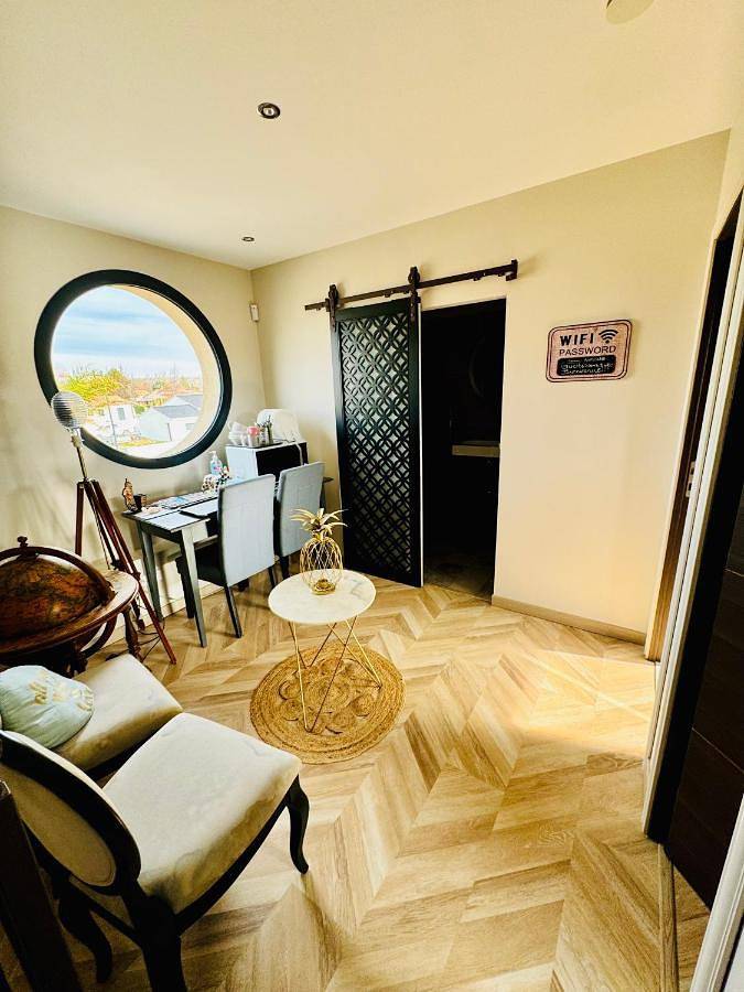 Appartement de vacances entier, Double Room with Pool View in Saint-Victoret, Côte méditerranéenne (France)
