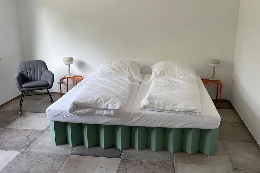 Geheel appartement, Oasis of peace near the city center: Stylish garden apartment, 2 bedrooms, top public transport links  in Eller-Düsseldorf, Düsseldorf