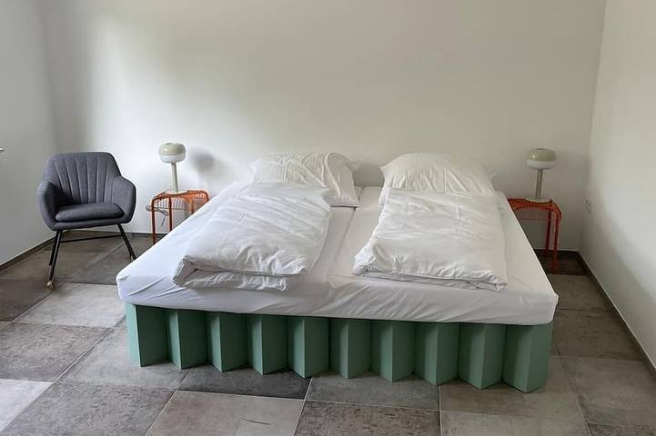 Ganze Wohnung, Ruheoase in Zentrumsnähe: Stilvolle Gartenwohnung, 2 Schlafzimmern, top Öpnv in Eller-Düsseldorf, Düsseldorf