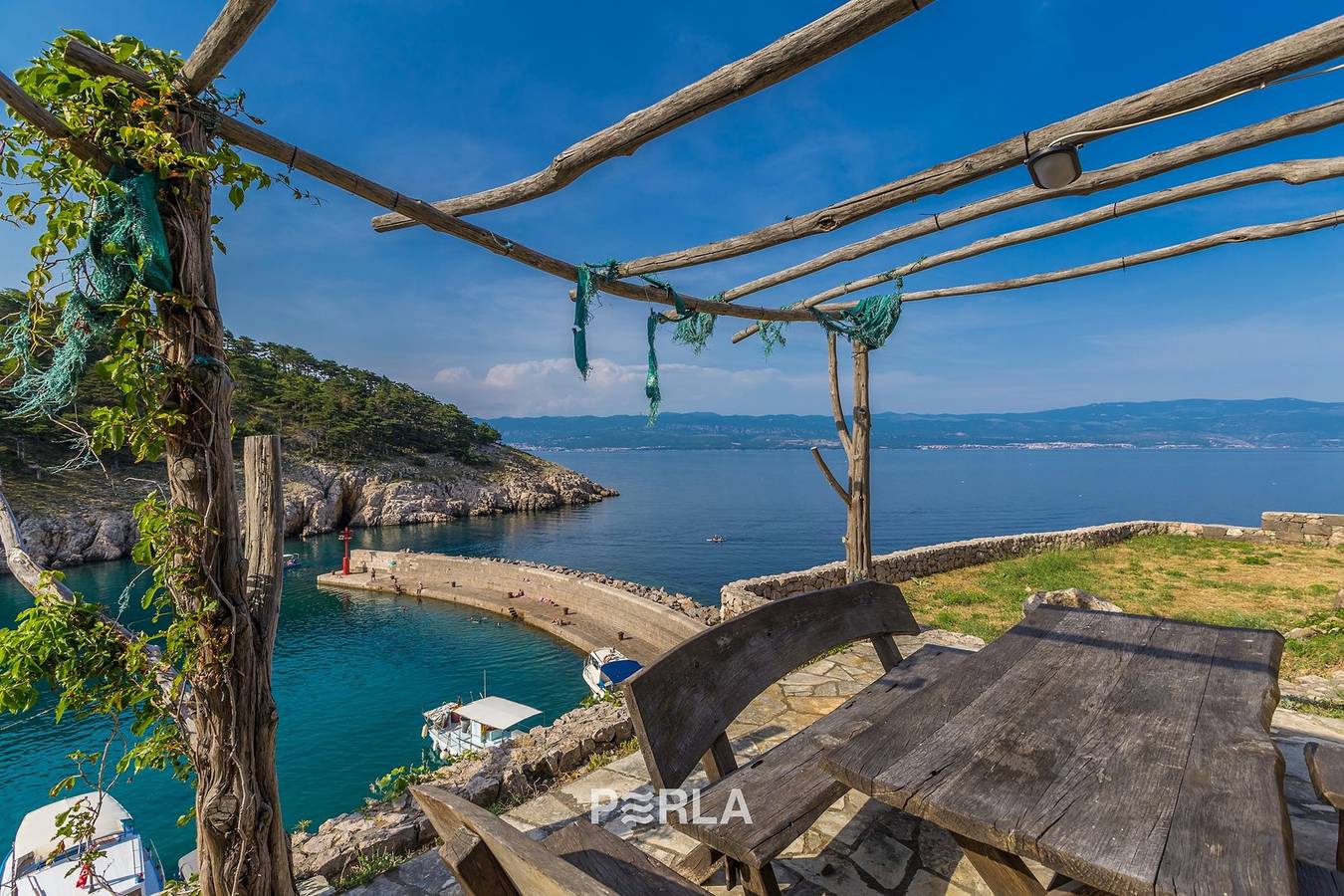 Ferienhaus Bella Mare mit herrlichem Meerblick 50m vom Strand in Vrbnik auf der Insel Krk in Vrbnik, Krk