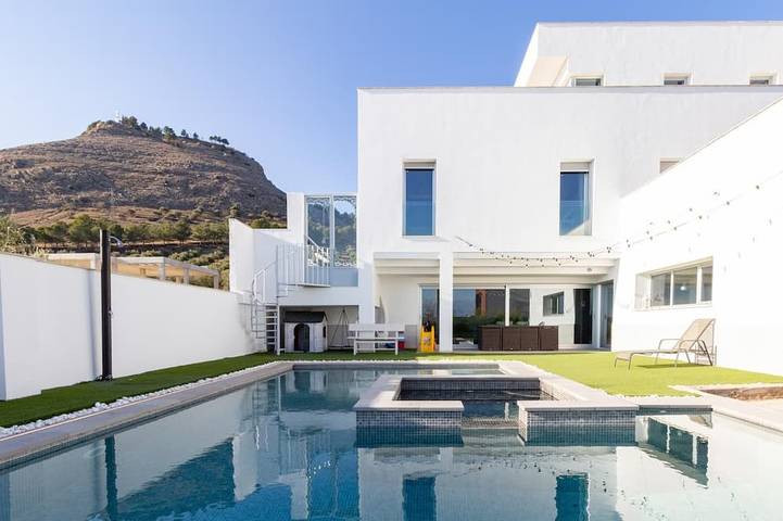 Chalet para 9 personas, con balcón además de jardín y piscina - 1