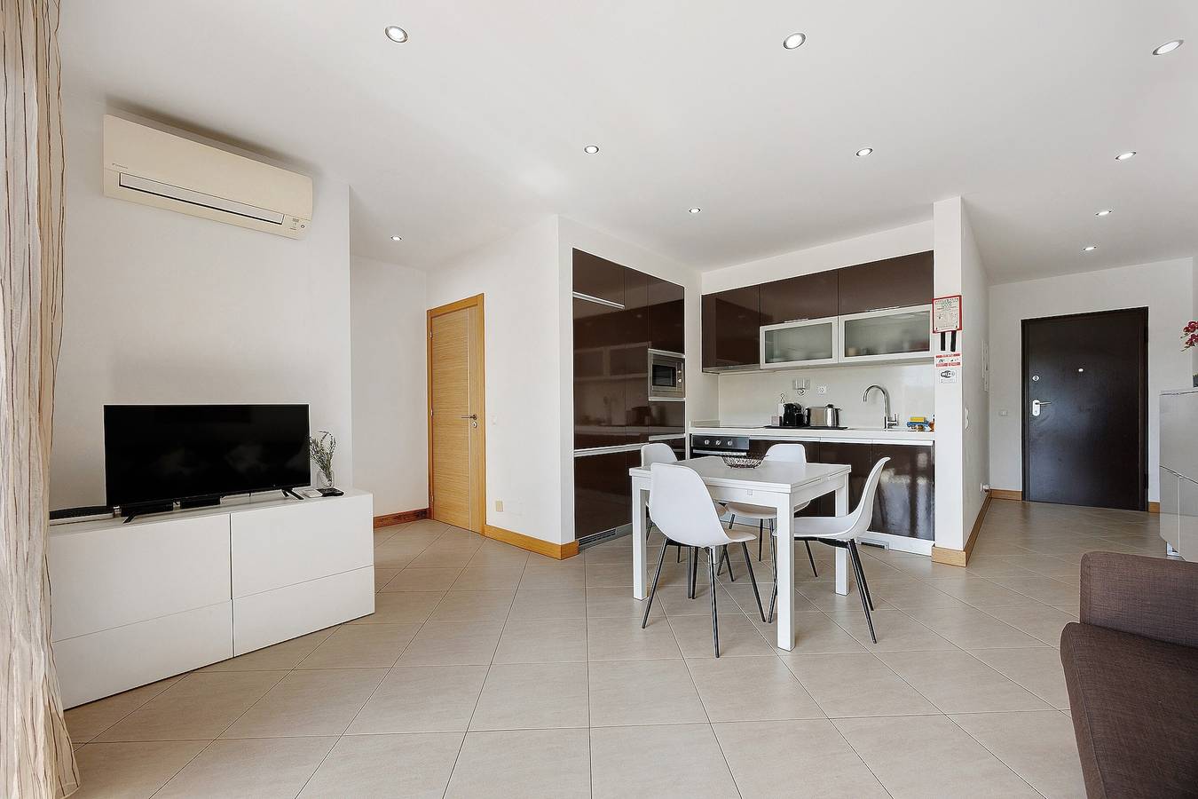 Casa de vacaciones 'Daniel's House' con piscina compartida, Wi-Fi y aire acondicionado in São Sebastião, Lagos