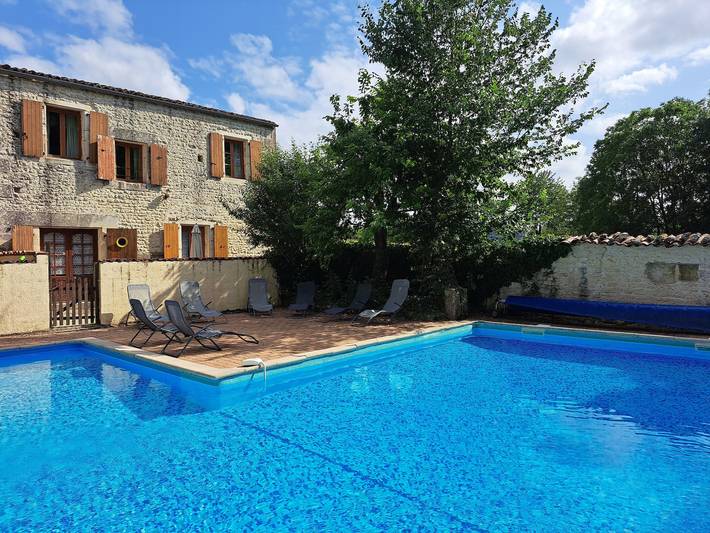 Gîte pour 4 personnes, avec piscine à Saint-Pierre-de-Juillers