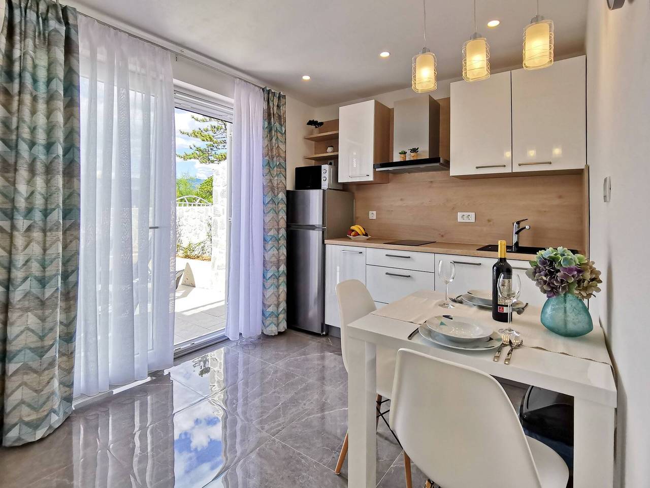 Entire apartment, Studio Apartment More - seafront, seaview, terrace, laundry room, Bbq in Silo (Krk), Krk