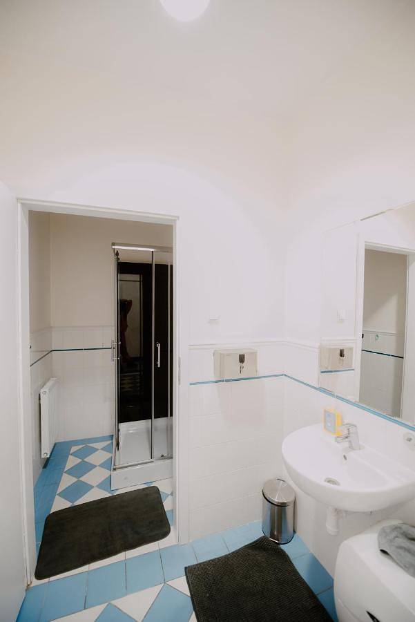 Cały apartament, Piotrkowska 77 4 separete Bedrooms 4 osobne pokoje z osobna łazienką i kuchnią na korytarzu in Łódź, Województwo łódzkie