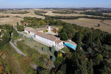 Gîte pour 14 personnes, avec jardin et piscine, animaux acceptés à Airoux