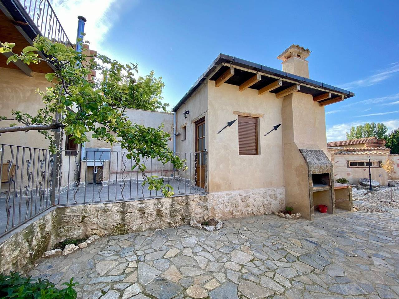 Country House 'La Mambla De La Ribera 1' with Mountain View, Shared Garden and Wi-Fi in Ribera del Duero, Mambrilla de Castrejón