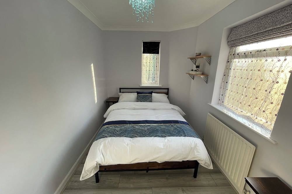 Semi Detached House in Aldershot in Rushmoor, Hampshire