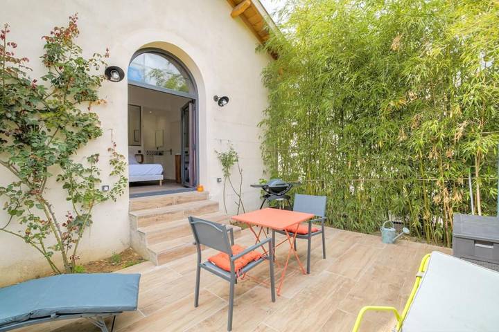 Location de vacances pour 2 personnes, avec jardin ainsi que terrasse et jacuzzi à Dardilly - 4