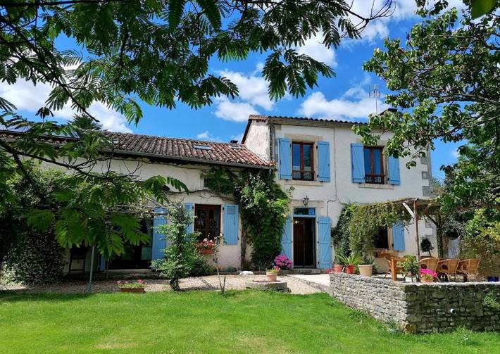 Location de vacances pour 2 personnes, avec terrasse et vue ainsi que piscine et jardin, animaux acceptés à Ventouse obstétricale