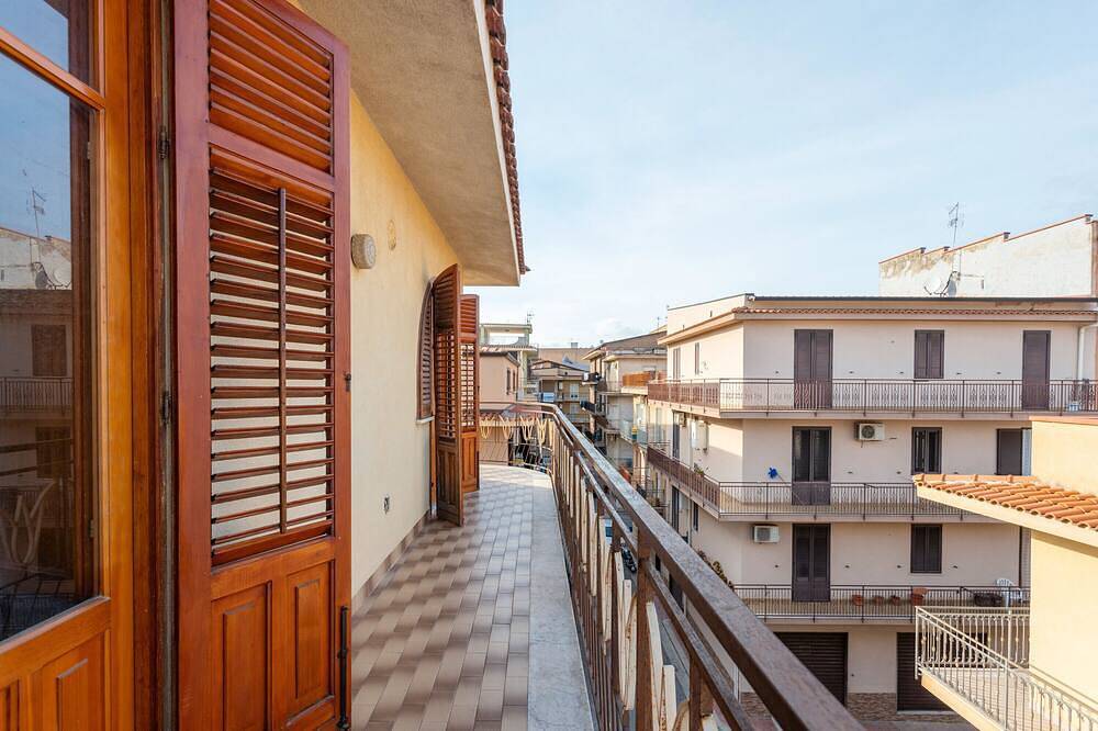Apartamento entero, Apartamento 'Bienvenue Chez Sarah' con vistas al mar, balcón y aire acondicionado. in Altavilla Milicia, Provincia de Palermo