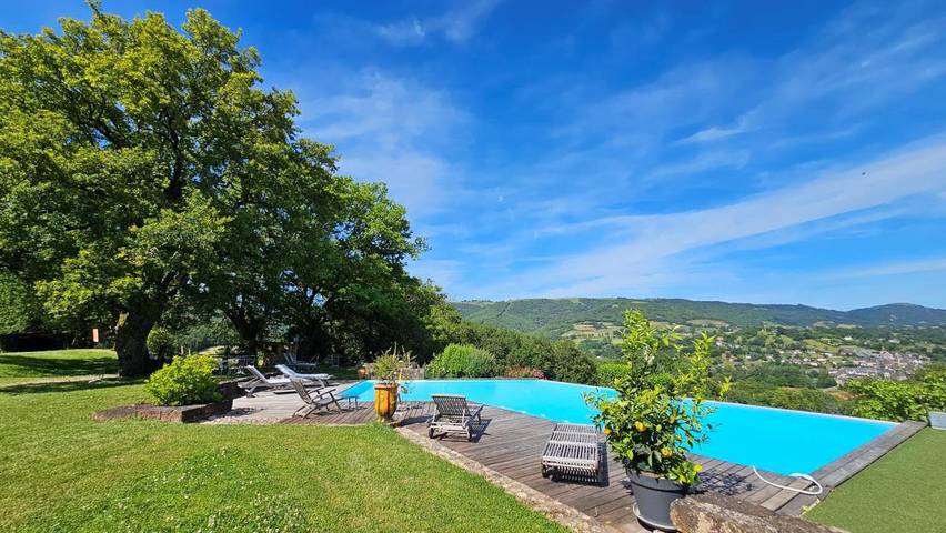 Chambre d’hôte pour 2 personnes, avec Balcon et Terrasse ainsi que Jardin et Piscine à Villecomtal