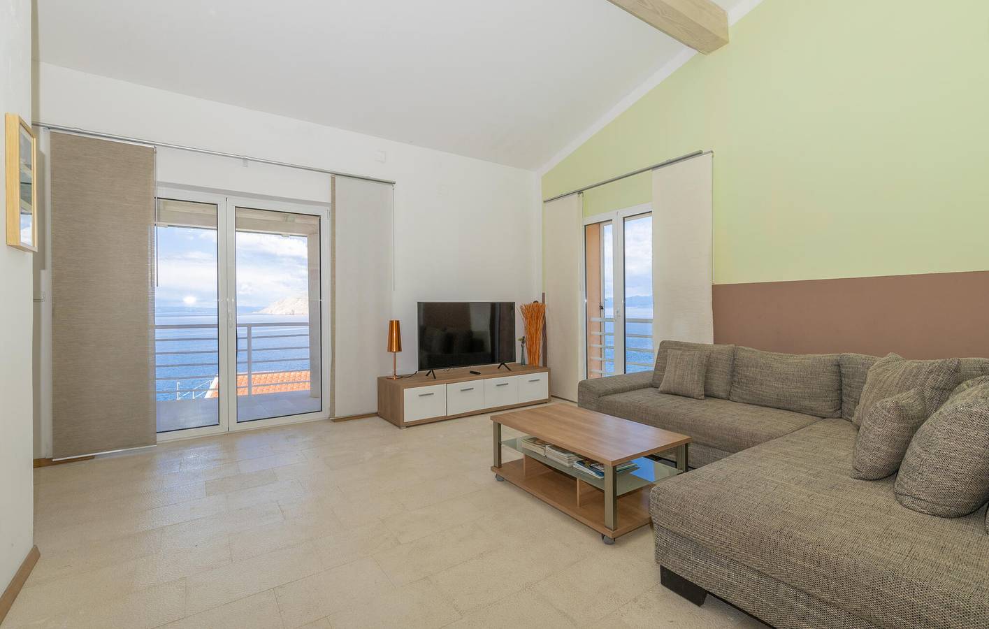 Ganze Ferienwohnung, Gemütliche 120 m² große Wohnung mit Meerblick und Terrasse – 300 m vom Strand entfernt in Jablanac, Naturpark Velebit