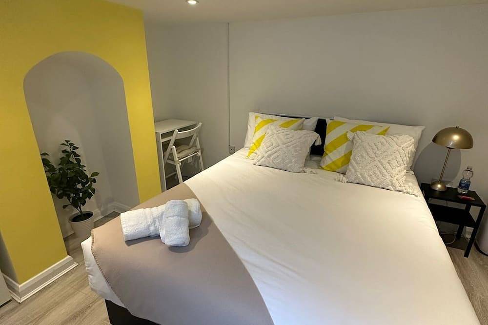 D'Luxe Living-Premium-Vue sur Rue-Salle de bain privée-Maison in Aylesbury, Buckinghamshire