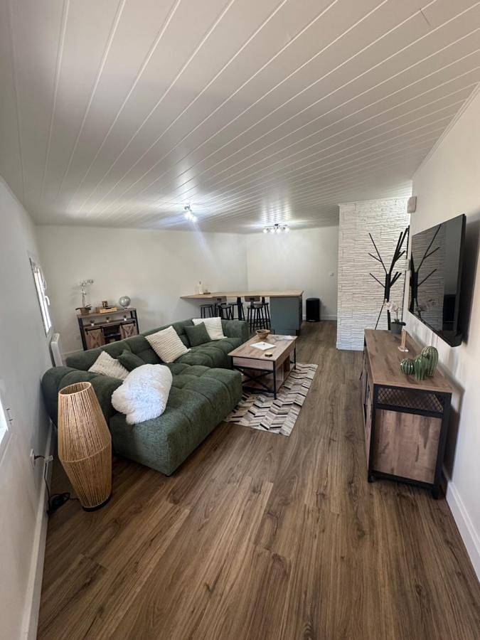 Appartement entier, Two-Bedroom Apartment in Pont-du-Château, Région de Clermont-Ferrand