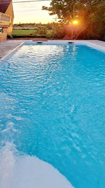 Gîte pour 15 personnes, avec jardin ainsi que vue et piscine à Châteaumeillant