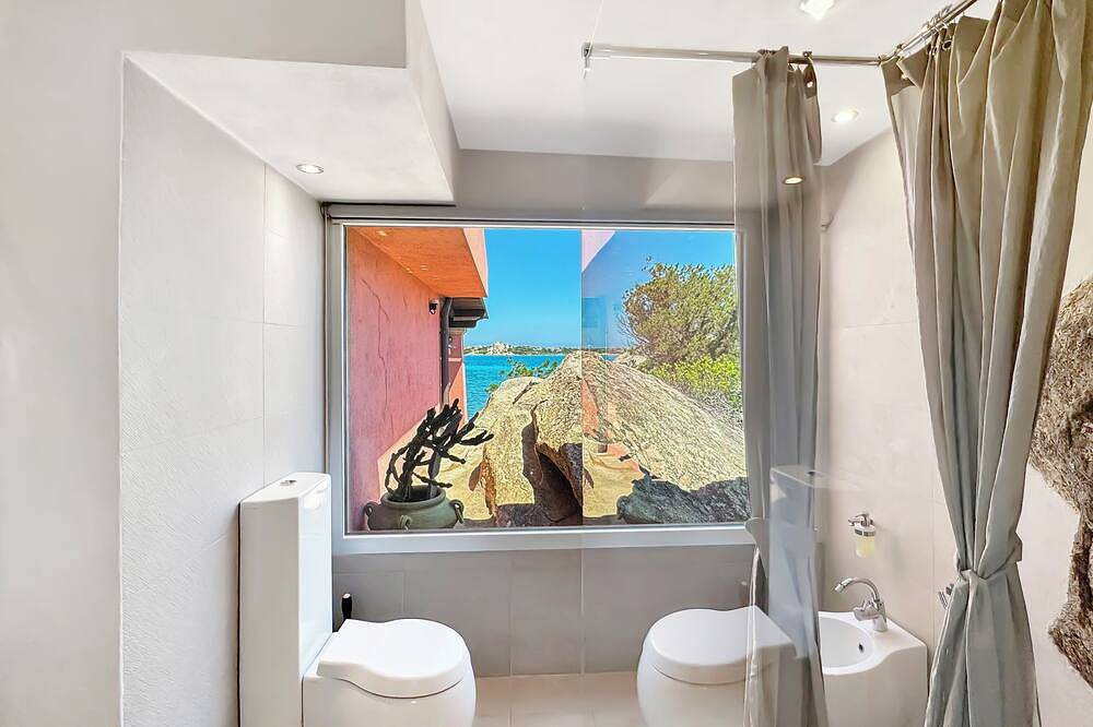 Villa Mica - Vier Schlafzimmer Villa, Schläft 8 in Spiaggia di Giardinelli, La Maddalena