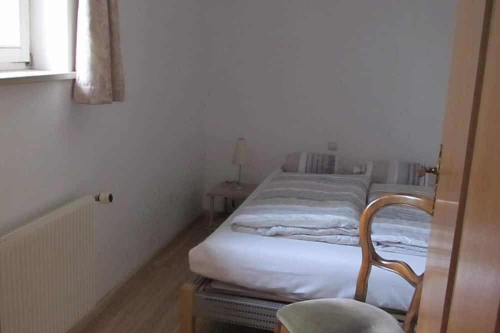 Ganze Wohnung, Gemütliche Zwei- Zimmer- Wohnung mit eigenem Eingang und Südterrasse. in Schopfheim, Südschwarzwald