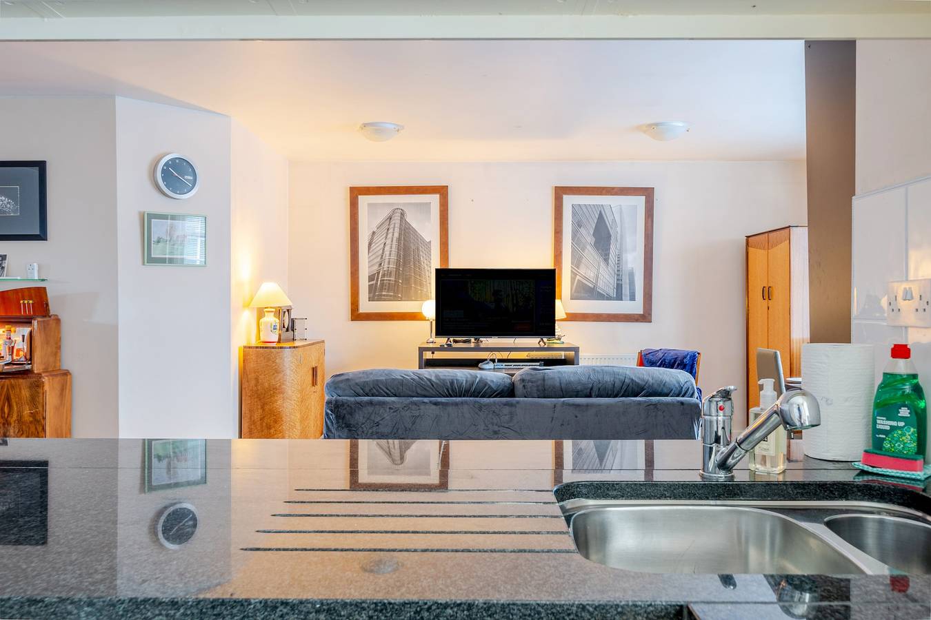 Entire apartment, Retro Art Deco 2Bed with Parking in Thames Ditton - Pass the Keys in Chessington World of Adventures, Surrey