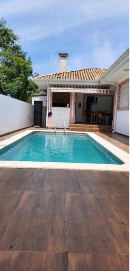 Casas e apartamentos de temporada para 3 pessoas, com piscina e jardim em Itacorubi