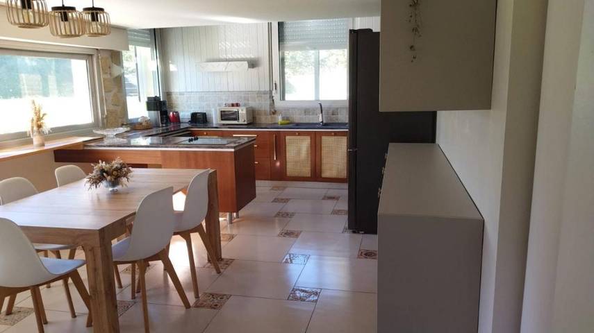 Location de vacances pour 11 personnes, avec terrasse ainsi que jardin et piscine, animaux acceptés à Belleville-sur-Vie - 3