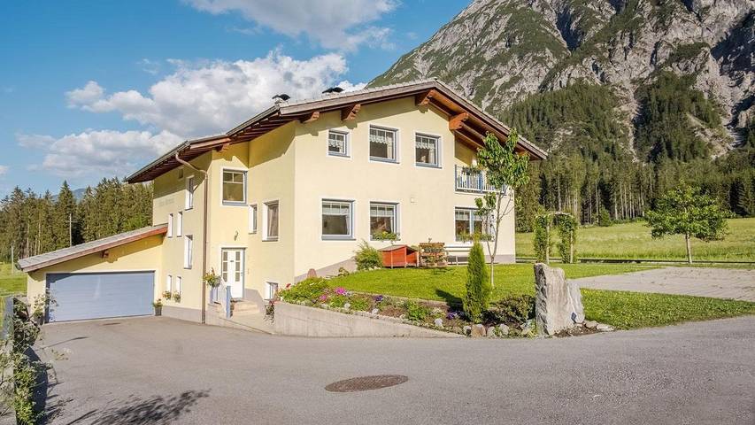 Ferienwohnung für 4 Personen, mit Garten und Terrasse, mit Haustier in Holzgau