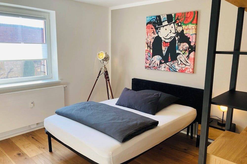 Ganze Wohnung, Modernes Studio-Apartment (110 qm) mit Balkon und vier Schlafzimmern in Grettstadt, Fränkisches Weinland