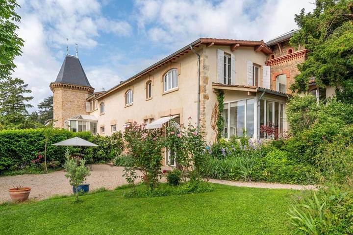 Location de vacances pour 8 personnes, avec terrasse ainsi que piscine et jardin à Collonges-au-Mont-d'Or