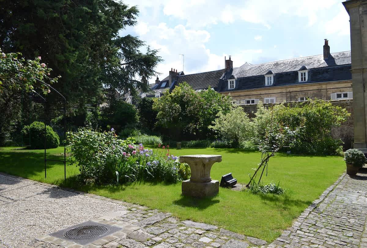 Entire apartment, Jardin de la Prefecture in Arras, Arras region
