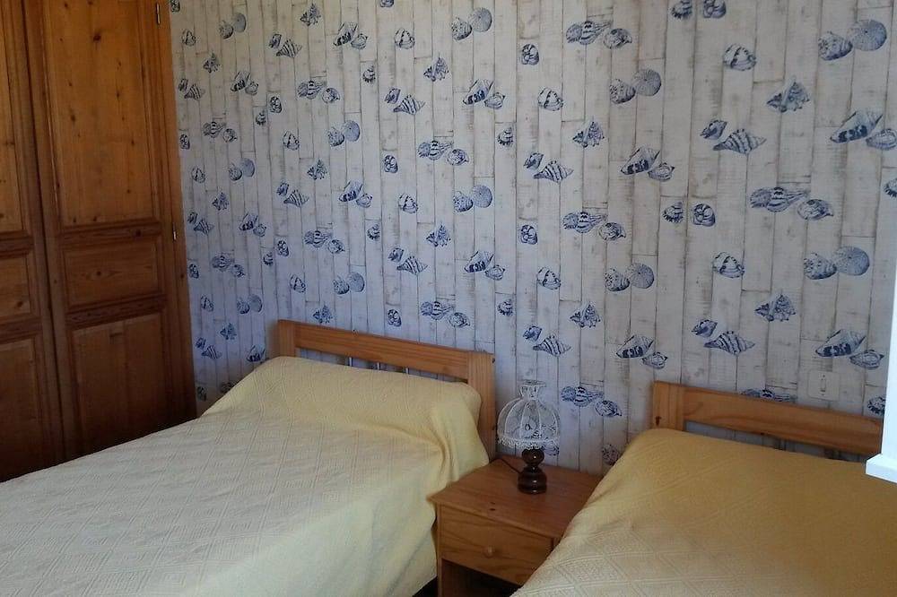 Family Home Sleeps 8. Ker Bossy in L'Île-d'Yeu, Vandea