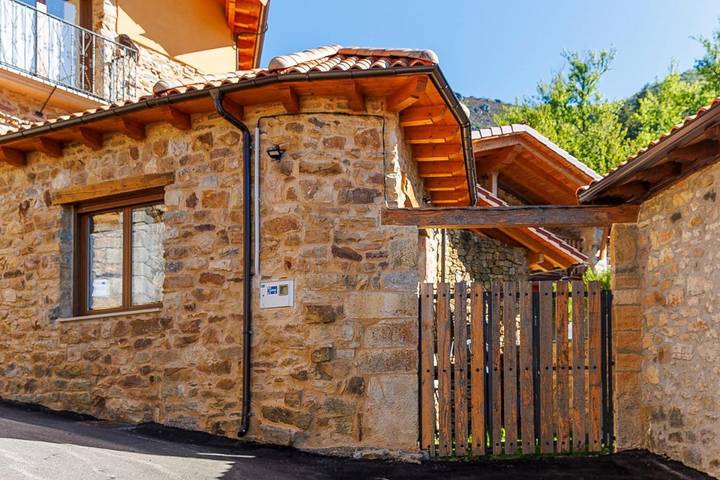 Casa rural para 5 personas, con piscina además de vistas y jardín en Crémenes