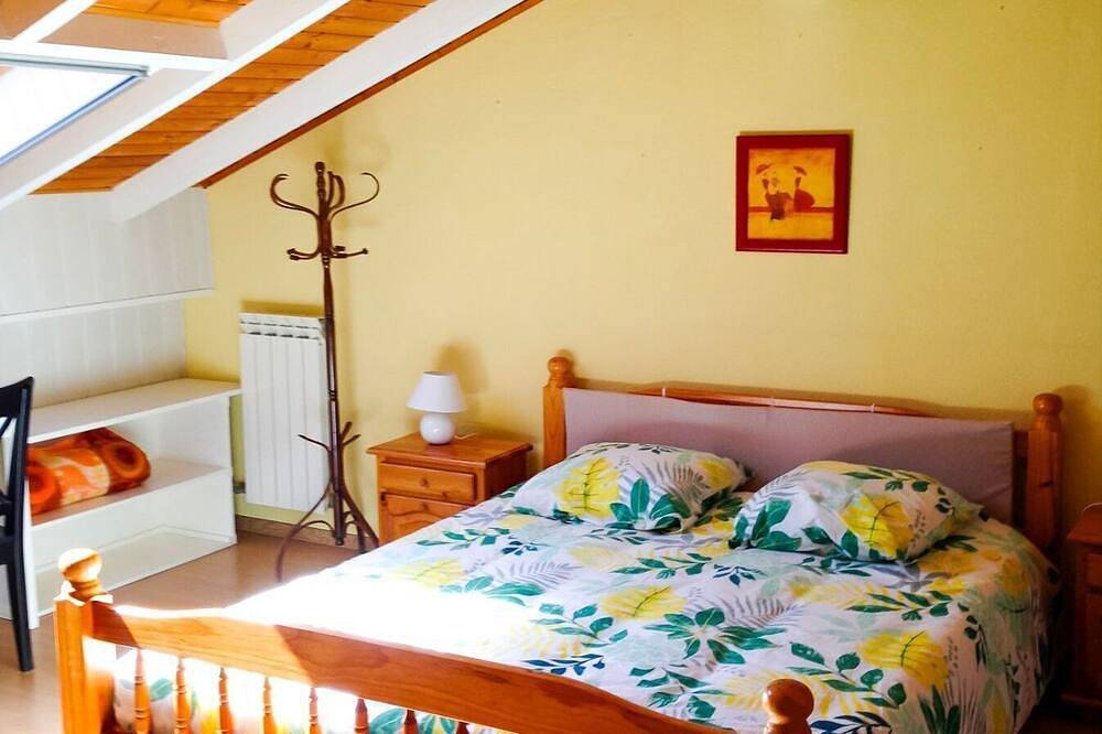 Entire apartment, 3-room apartment with dream lake view in a residence with pool and sunbathing lawn in Agra, Lago Maggiore (Lombardy)