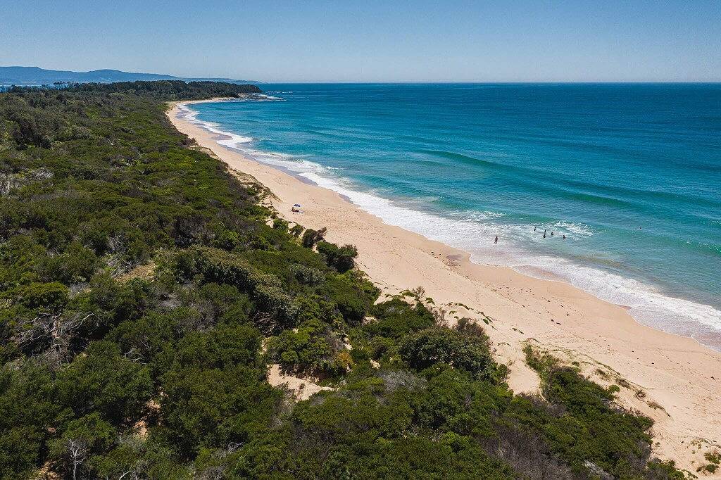 Beobachten Sie Wales und Delfine in diesem Ferienhaus am Strand von der Terrasse aus. in Culburra Beach, New South Wales
